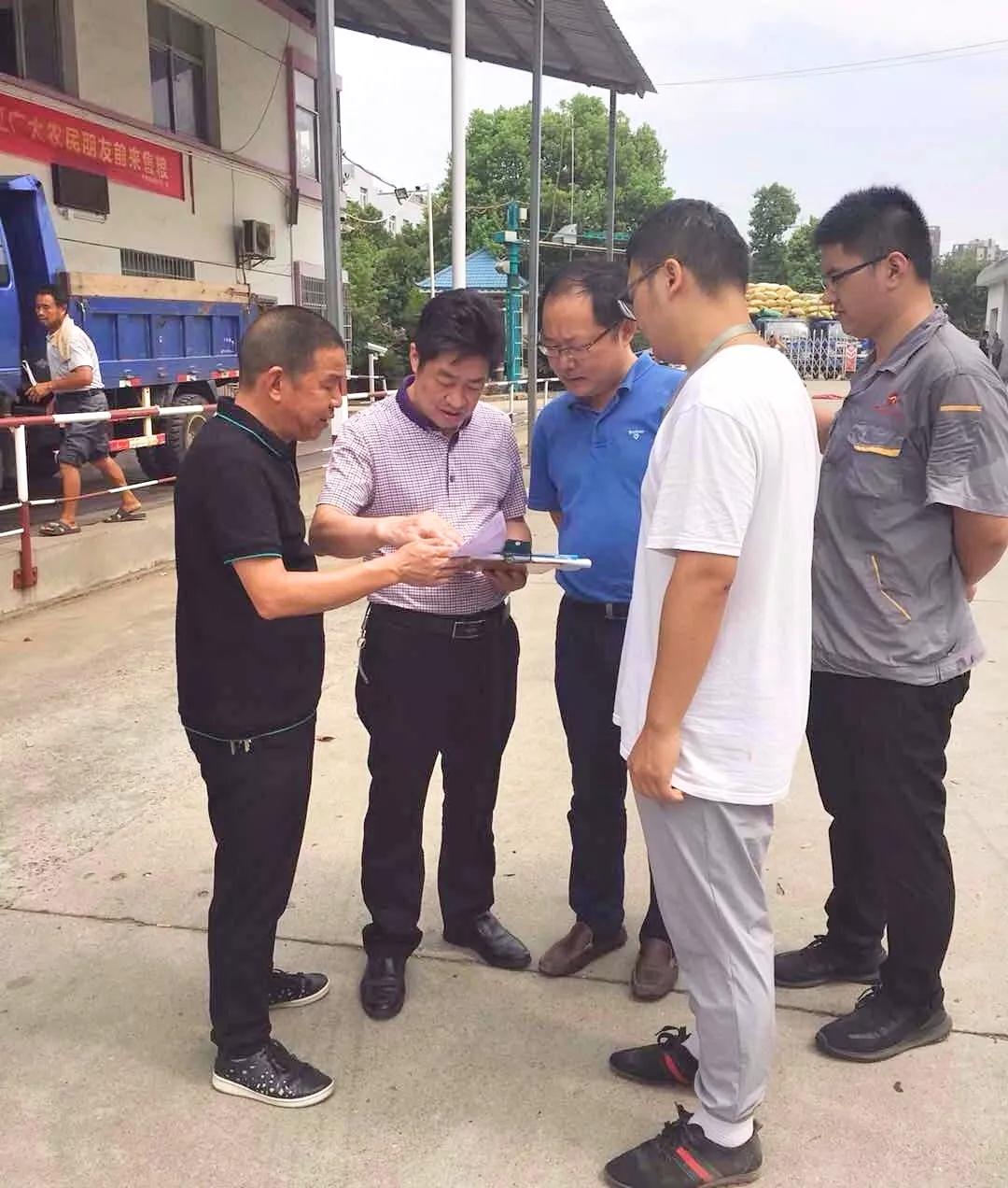 保證糧食收購(gòu)任務(wù) 保障國(guó)家糧食安全 隨后，謝四清一行還對(duì)入庫(kù)流程和倉(cāng)儲(chǔ)現(xiàn)場(chǎng)進(jìn)行了檢查