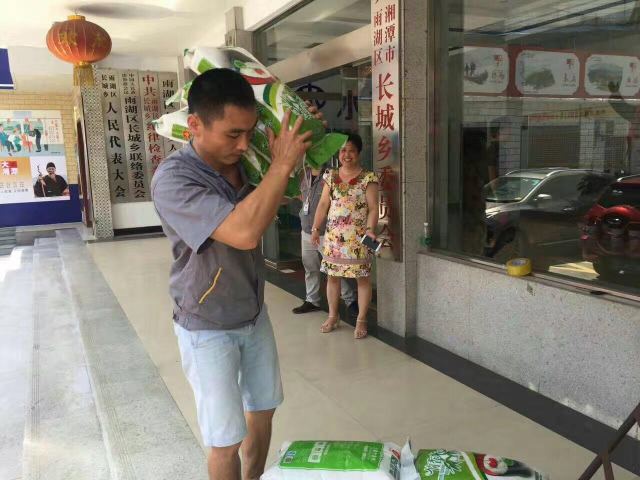 雨間歇，水未退；“聚”愛心，“寶”生活——聚寶金昊在行動