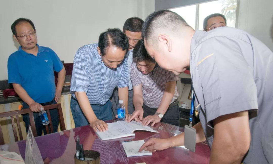 湘潭市政府副秘書長蘇國軍帶隊來我司督查早稻收購工作