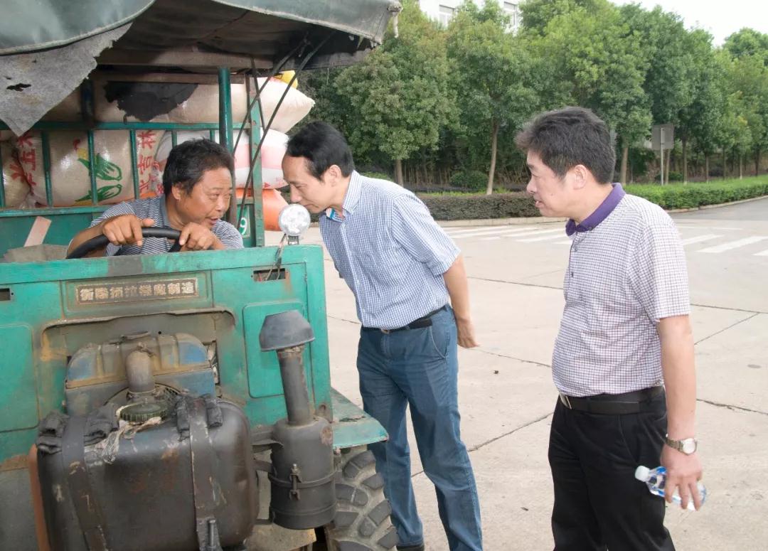 湘潭市政府副秘書長蘇國軍帶隊來我司督查早稻收購工作